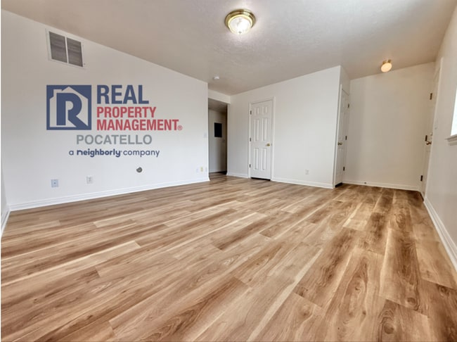 Building Photo - 3 Bedroom 1.5 Bath Apartment - 2 car garage