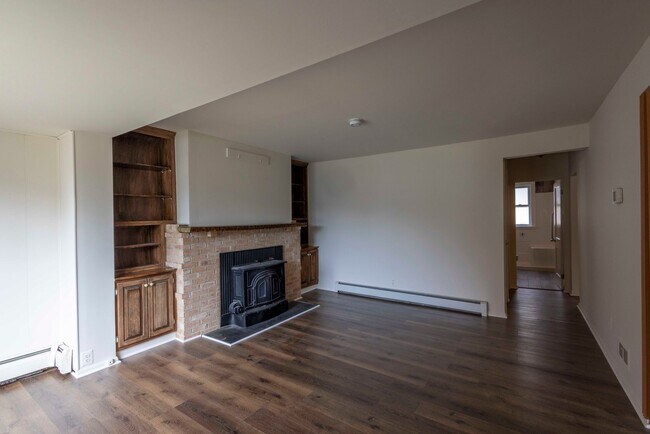 Building Photo - Cozy 4 Bedroom/2 Bathroom Detached Home in...