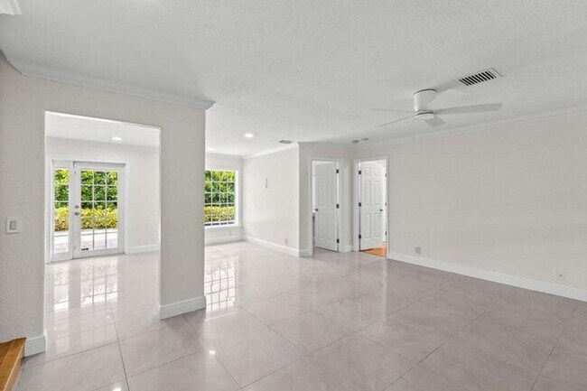 Building Photo - 4610 Pine Tree Dr