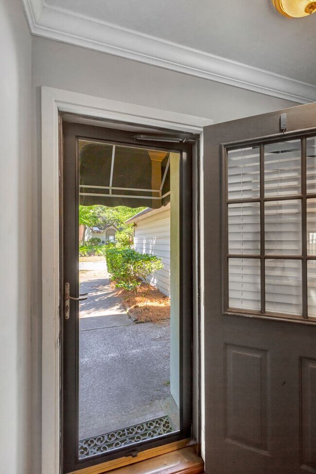 Building Photo - Prime Location Near Ravenel Bridge & Charl...