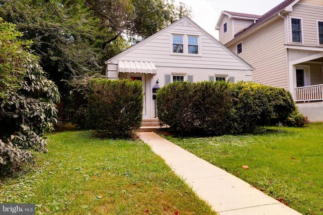 Primary Photo - 4851 Crescent St