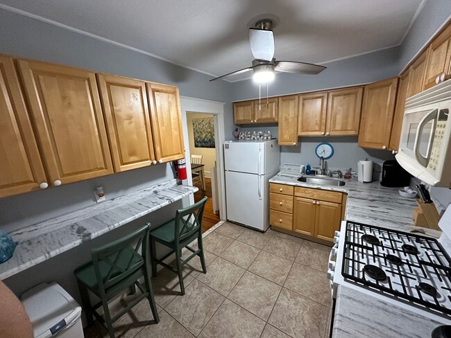 Building Photo - 509 E 7th St