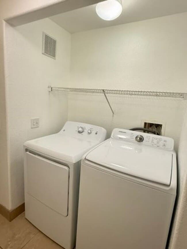 Building Photo - Super cute 3/2 Townhouse Near Durango & 95