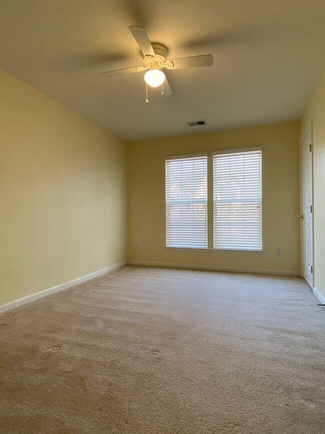 Building Photo - Updated 3 Bed, 2.5 Bath Townhome Available in Mauldin!