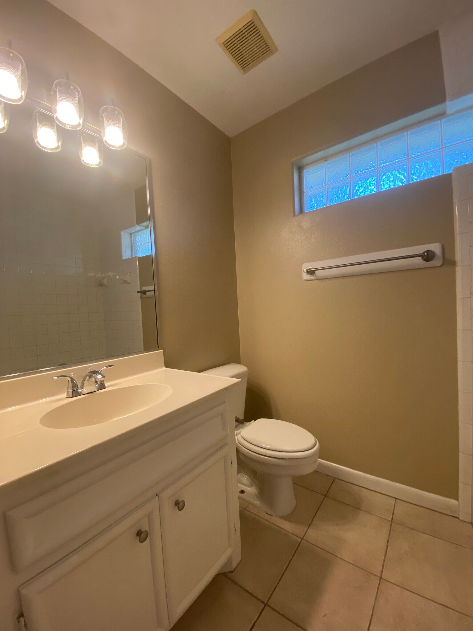 Building Photo - 1209 Swallow Ave