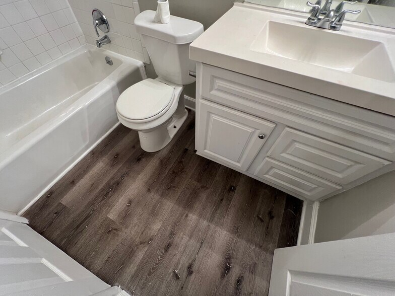 Building Photo - Room in Townhome on Terrace Trail