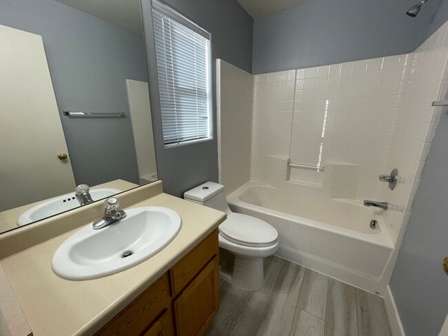 Building Photo - Cute 2 bed 2 bath townhouse with 1 car garage and washer and dryer in unit