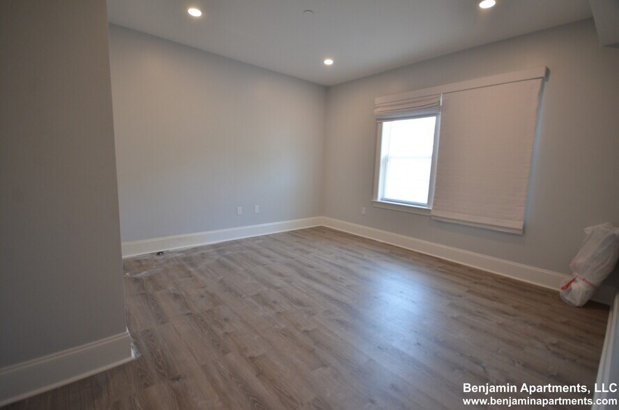 Building Photo - 120 Kenrick St