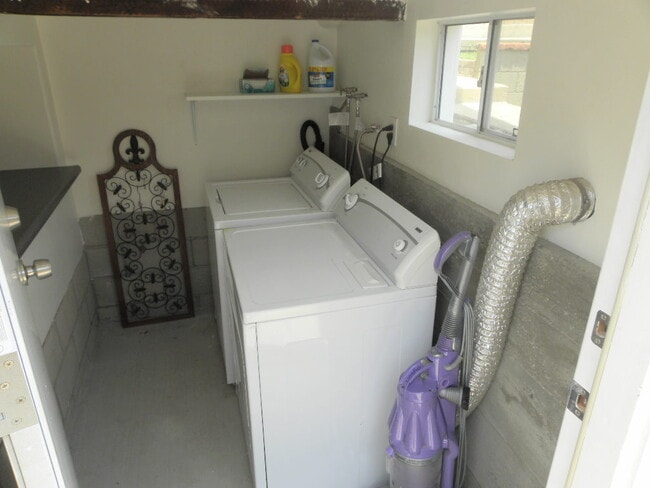 Building Photo - 324 Vista Pl