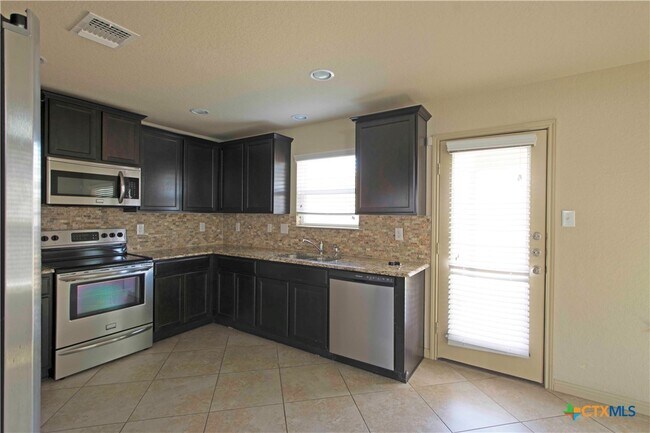 Building Photo - 864 Foxfire Dr