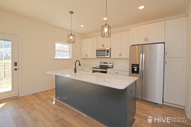 Building Photo - "Impressive 3-Bed Townhouse with Fenced in Backyard!"
