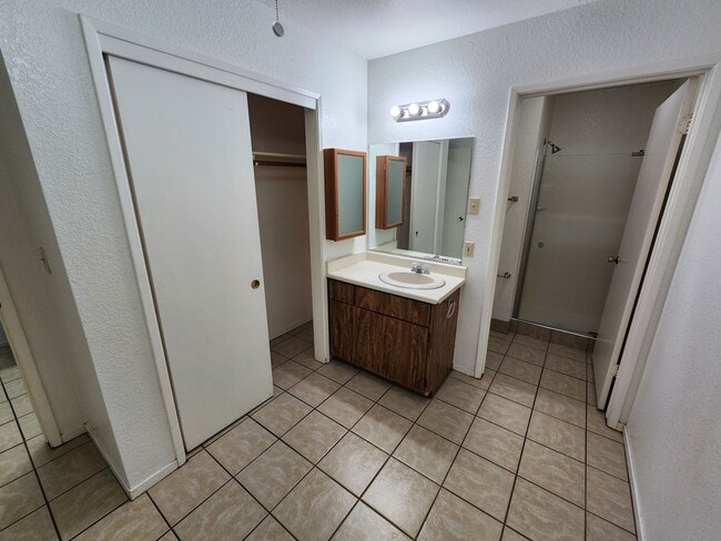 Building Photo - 1 bedroom  1 bathroom apartment