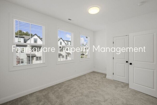 Building Photo - Modern 4-Bed / 3.5-Bath Townhome with Main Level Hard-Surface Floors , Back Patio – Easy Access t...