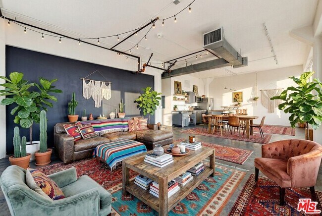 Building Photo - 315 E 8th St