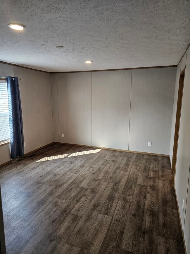 Building Photo - 737 Long Branch Rd