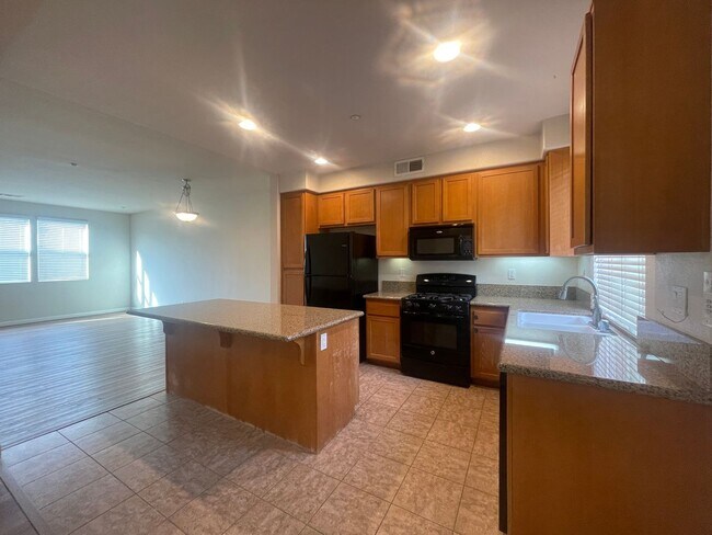 Building Photo - Tri-level 3 bedroom 3.5 bathroom townhouse...