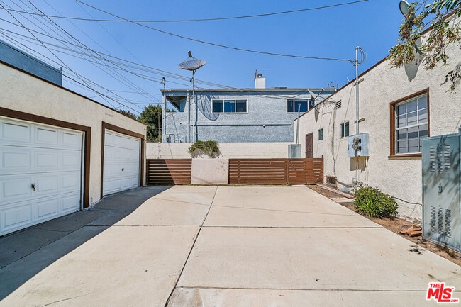 Building Photo - 1329 S Tremaine Ave