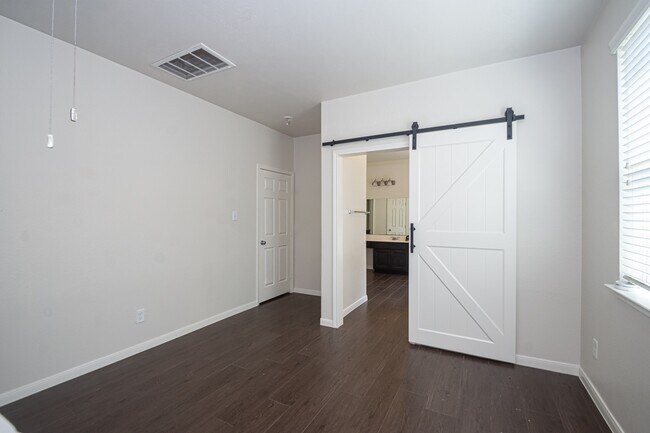 Building Photo - 8311 Bay Oaks Dr