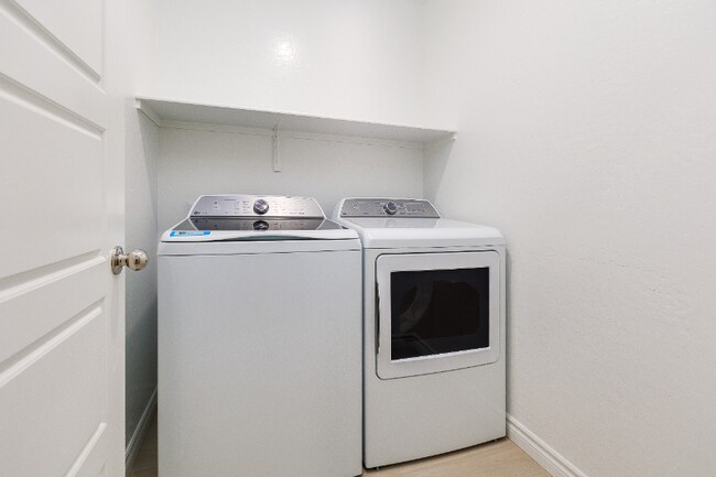 Building Photo - 600 N Carriage Hill Dr