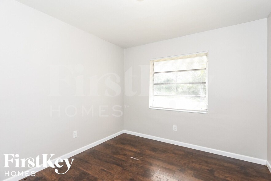 Building Photo - 16025 SW 99th Ave