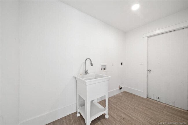 Building Photo - 2284 SW Spoonbill Dr