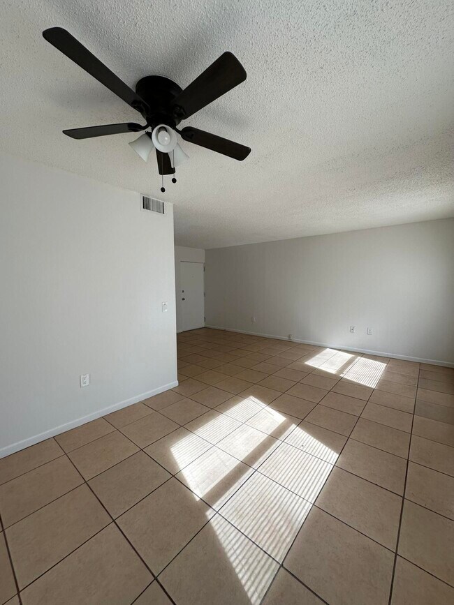 Building Photo - 837 Hickory St