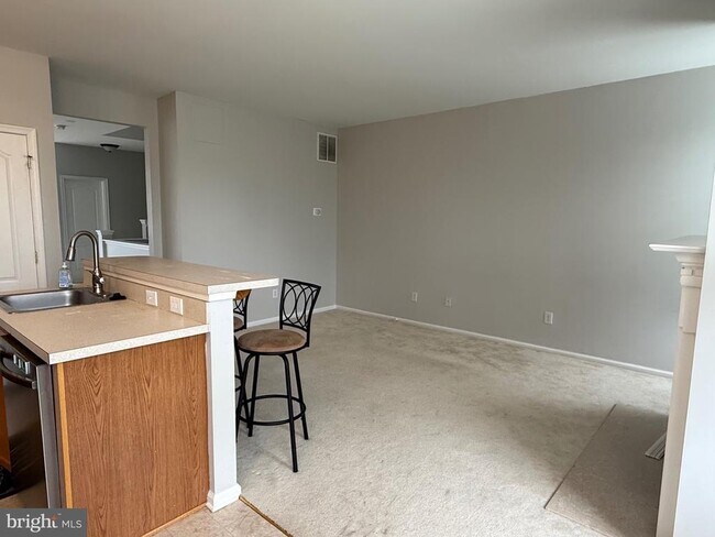Building Photo - 121 Acorn Dr