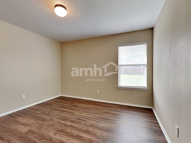 Building Photo - 805 Windflower Dr