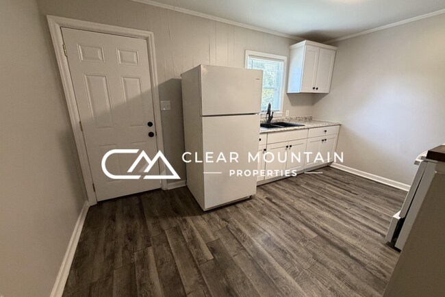 Building Photo - Renovated 2-Bedroom Apartment Just 1 Mile from Downtown Greer!