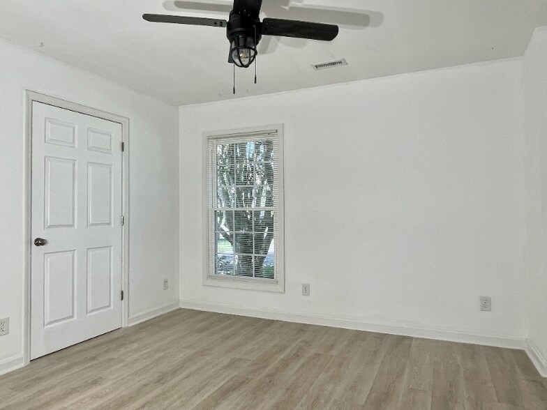 Building Photo - 224 Yorkshire Ln