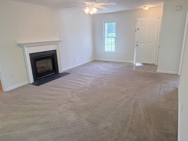 Building Photo - Great Location 3 Bedroom Home Ready to Move In