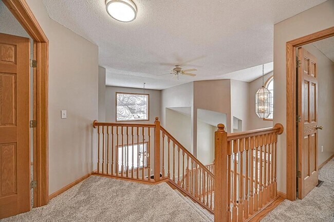 Building Photo - Spacious 4-Bed 4-Bath Home in Buffalo - Available 7/1!