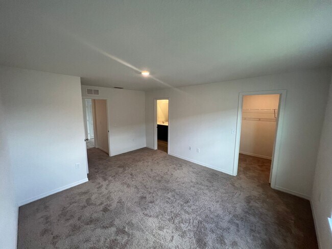 Building Photo - 2 car garage townhome-5310 Companion Lane ...