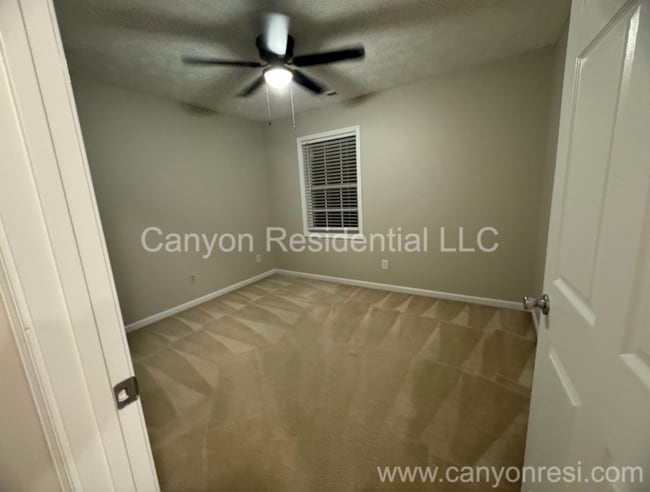 Building Photo - 5635 Thackeray Dr