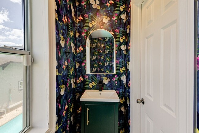 Building Photo - 3 bed, 3/1 bath updated townhome in the he...