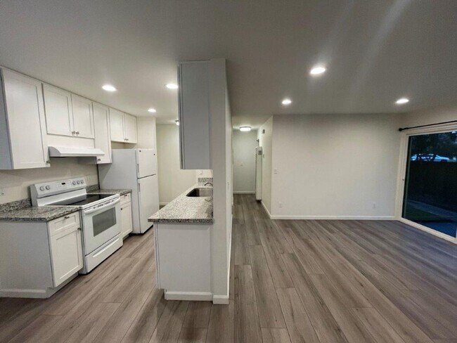 Building Photo - Coming Soon! Fully updated 2 bedroom 1.5 bath condo, walk to Ygnacio Plaza & Heather Farms Park!