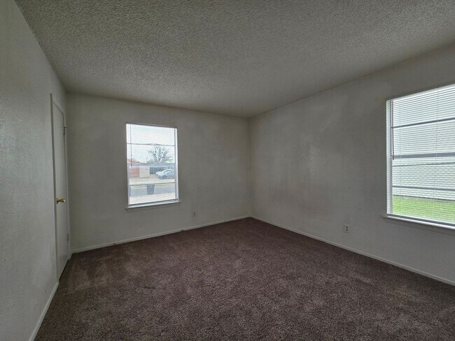 Building Photo - 1305 Quail Cir