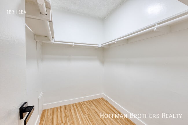 Building Photo - 937 S Roberts St