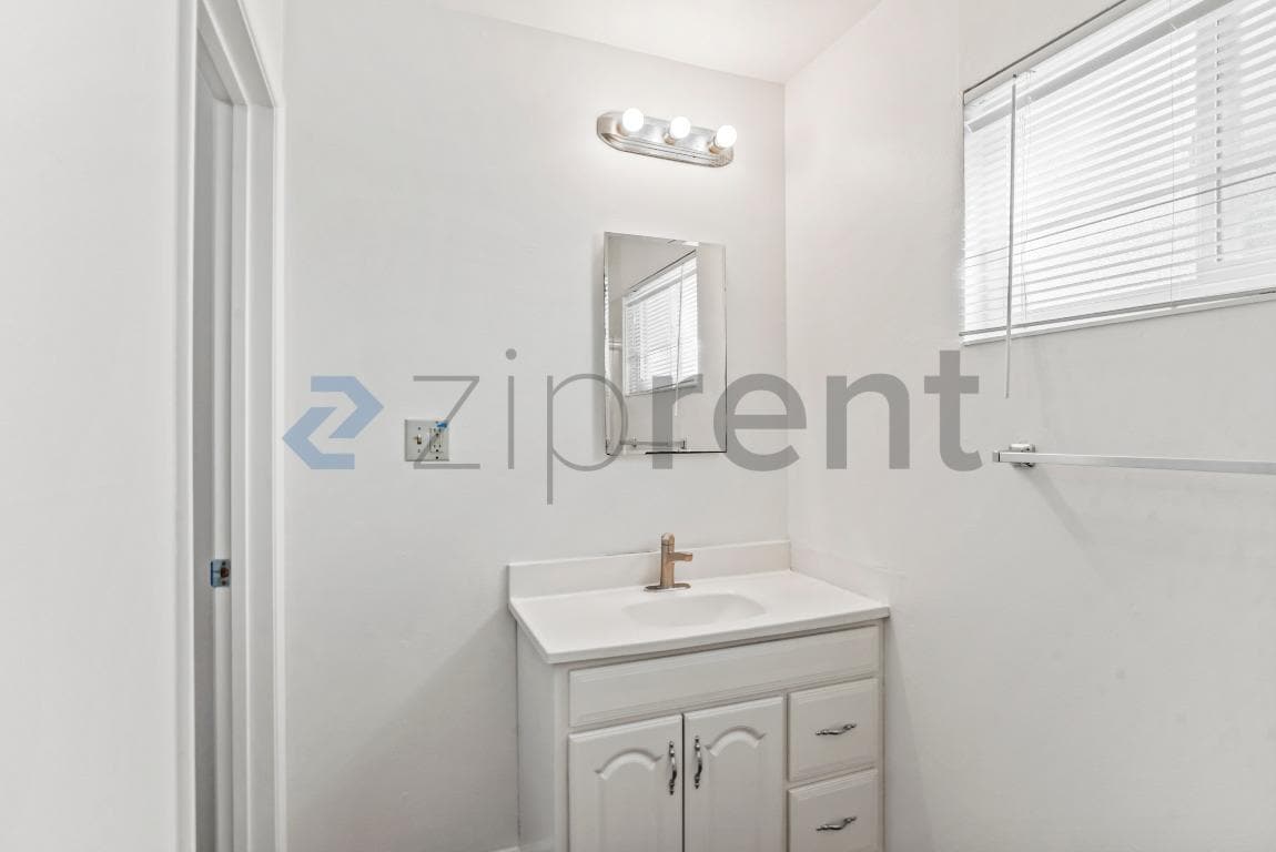 Building Photo - 3865 Almond Ave