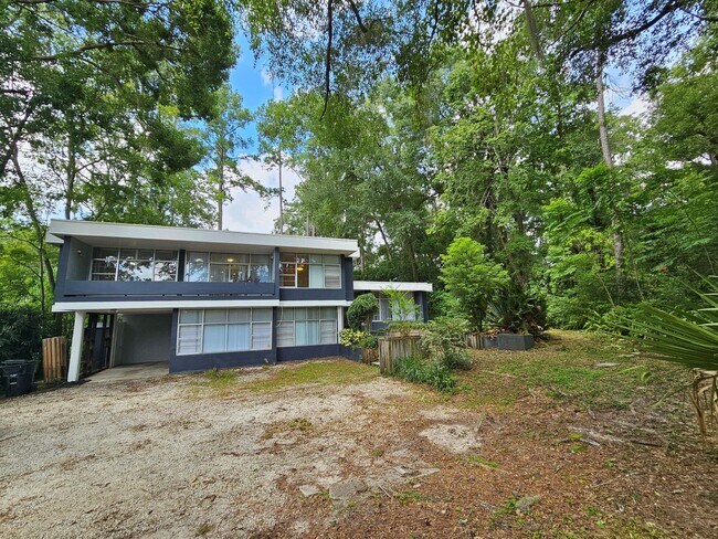 Building Photo - 6 Bedroom/3 Bath home in Black Acres