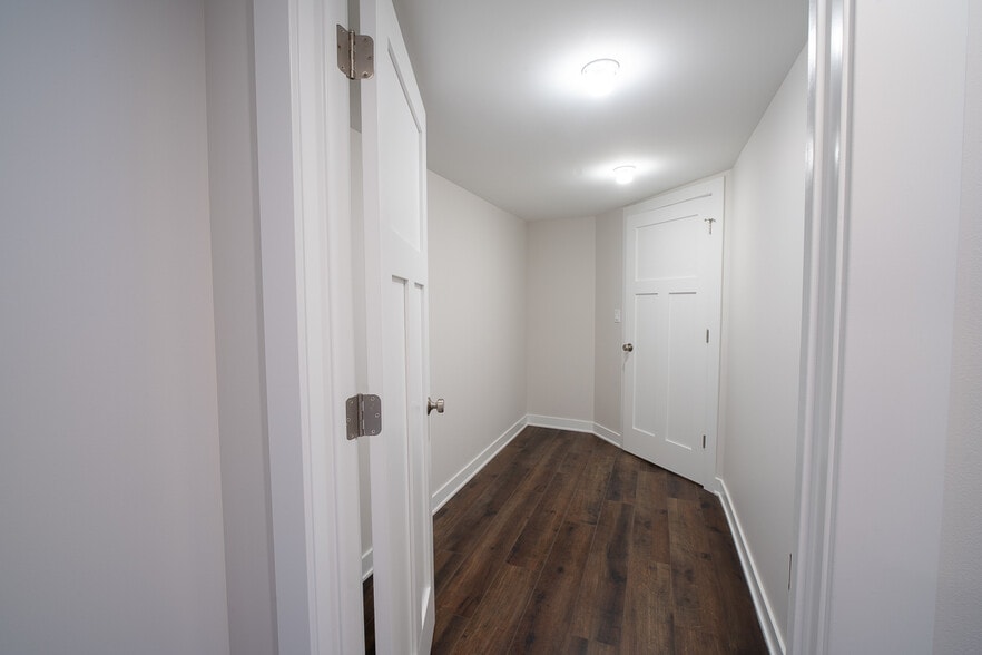 Building Photo - 1900 W Foster Ave