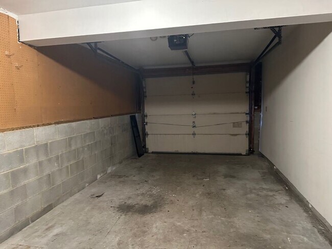 Building Photo - 2109 Highland Ct