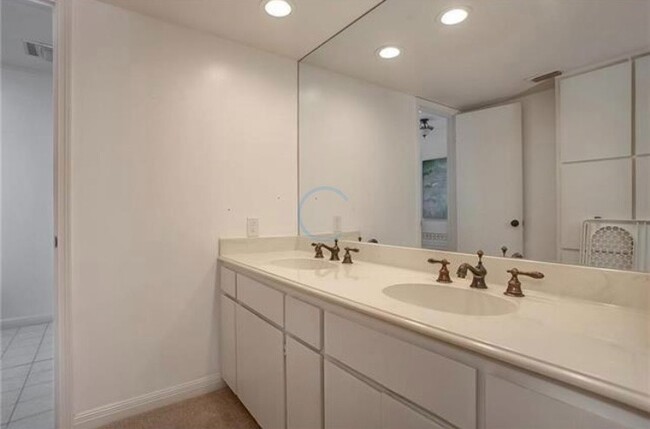 Master Bath - 3005 Tanglewood Park W