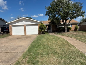 Building Photo - 513 Carlyle Dr