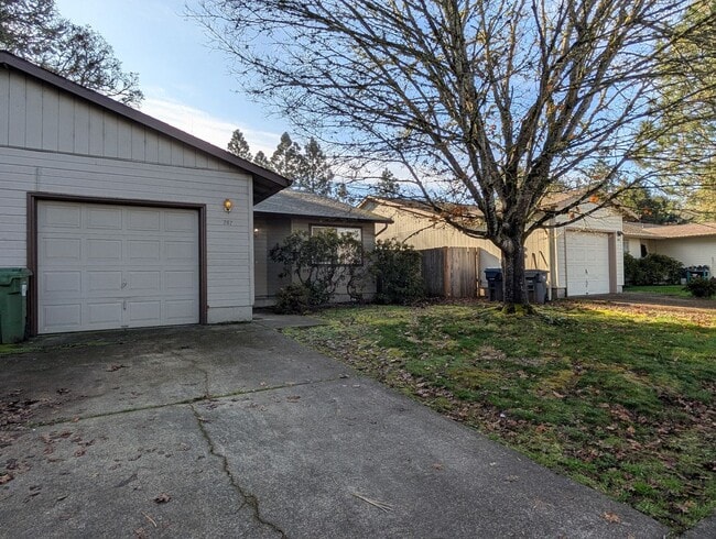 Building Photo - Spacious 2-Bedroom, 2-Bath Duplex In The River Rd Area!