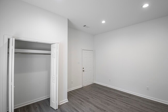 Building Photo - 214 S Park St