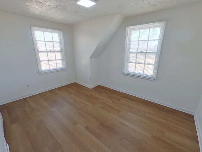 Building Photo - Updated 2BR Townhouse