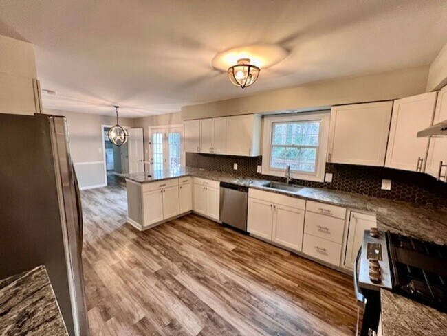 Building Photo - Colonial home with large yard