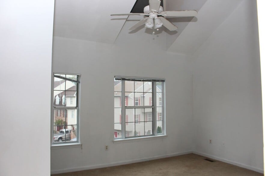 Building Photo - 301 Shaw Ct
