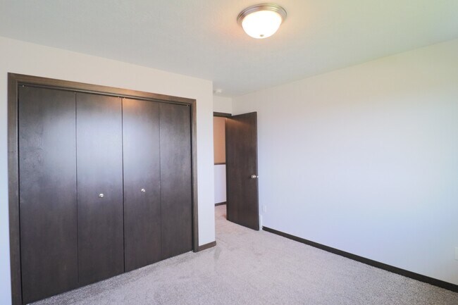 Building Photo - Amazing 4 Bedroom 3.5 Bathroom Townhome in Sioux Falls